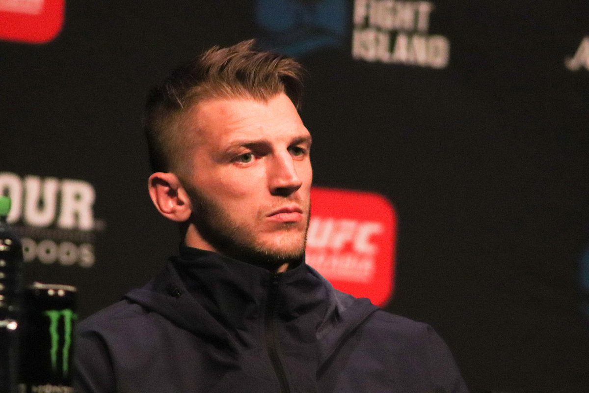 Agente minimiza chances de Hooker contra Makhachev e diz: “Vai lutar pelo salário”