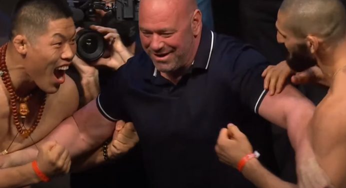 Encarada entre Chimaev e Jingliang rouba a cena na pesagem cerimonial do UFC 267