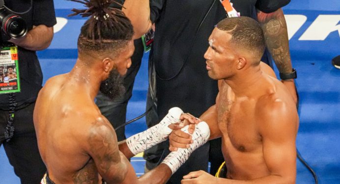 Cabeçada interrompe luta e Esquiva Falcão avança para disputar título mundial