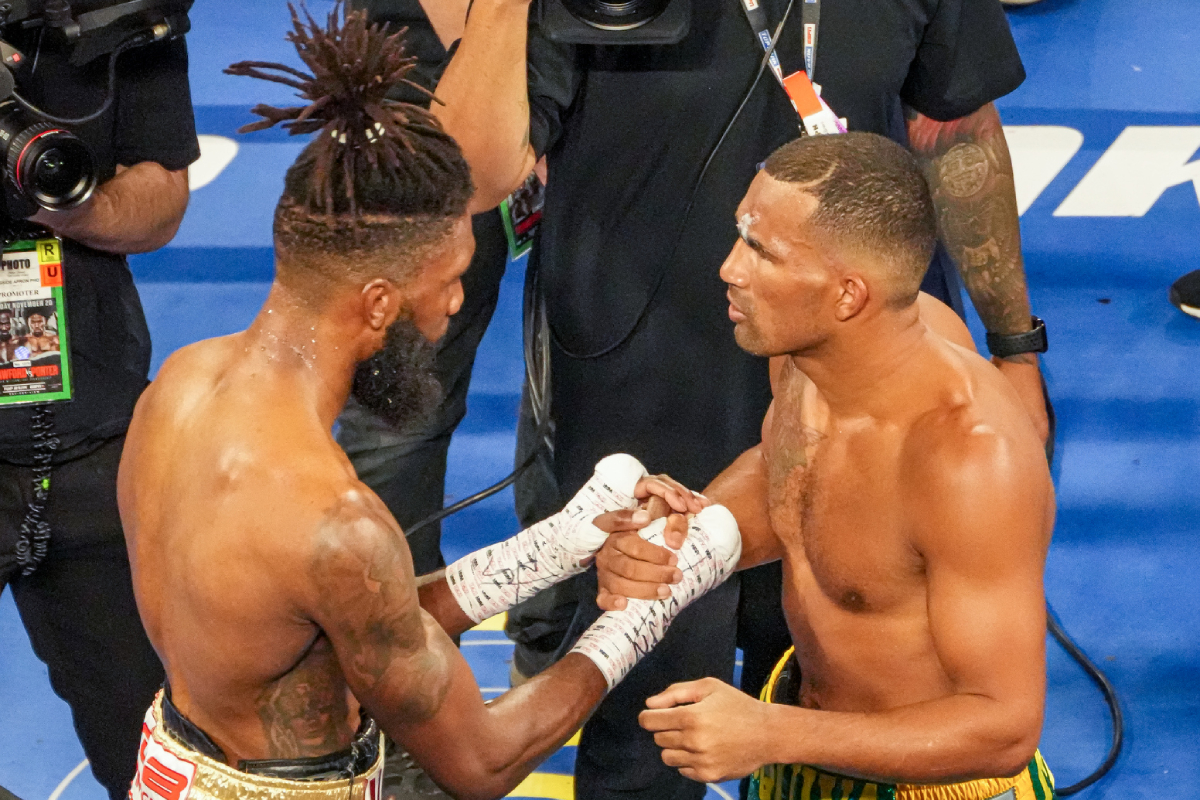 Cabeçada interrompe luta e Esquiva Falcão avança para disputar título mundial