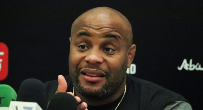 Cormier ignora Namajunas e Esparza e aponta ex-campeã como ‘GOAT’ do peso-palha