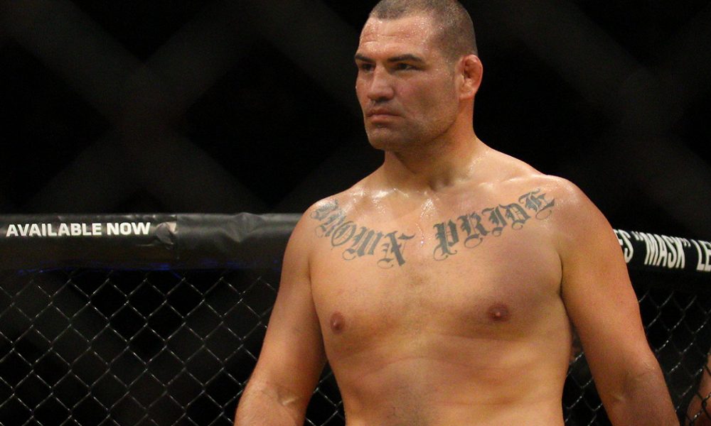 Ex-campeão do UFC, Cain Velasquez em ação no octógono.