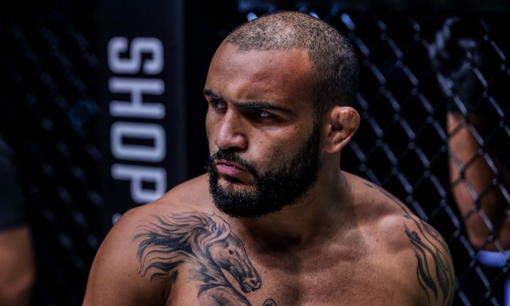 Com o semblante fechado, John Lineker se prepara para competir no ONE.