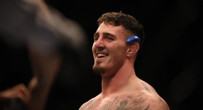 Tom Aspinall sobe cinco posições e se aproxima do topo do ranking dos pesados