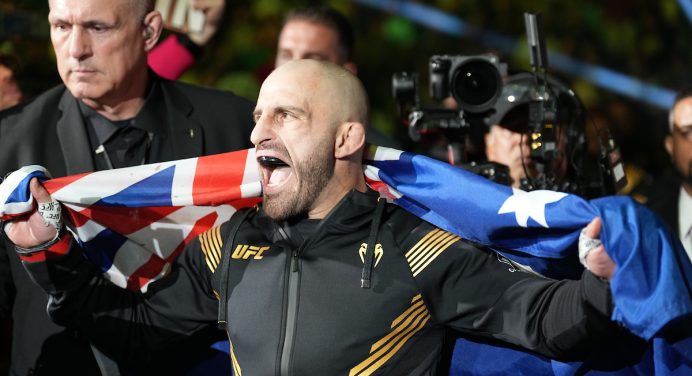 Campeão dos penas do UFC, Volkanovski cogita possível subida ao peso-leve