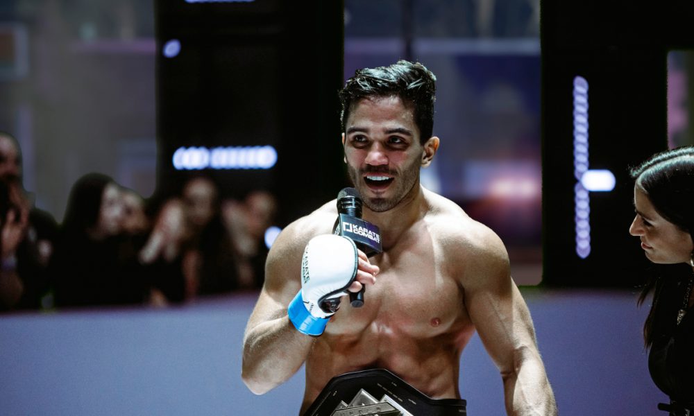 Luiz Rocha dando entrevista após duelo no Karate Combat