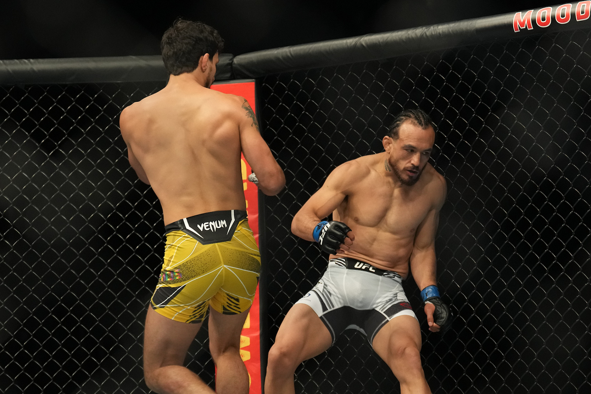 Ricardo ‘Carcacinha’ repete feito e nocauteia rival com cotovelada giratória