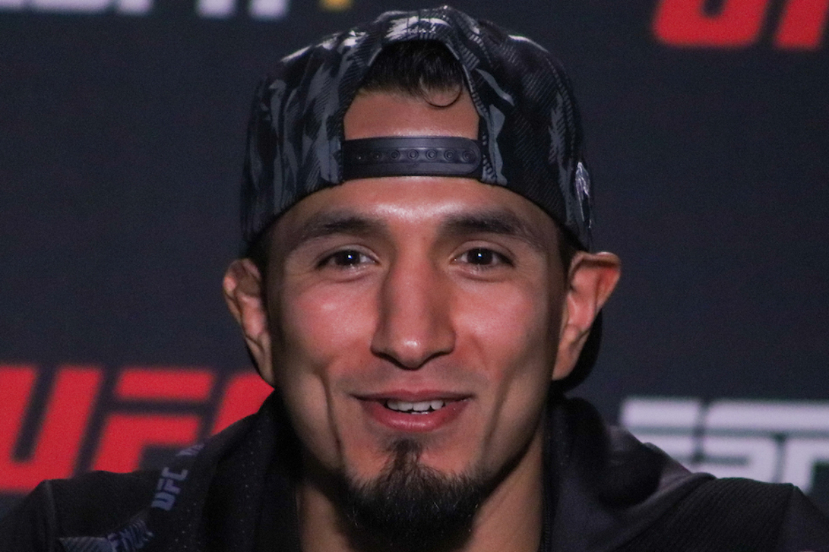 Promessa do UFC provoca lutador que ofendeu brasileiros após demissão: “Lá se vai a revanche”