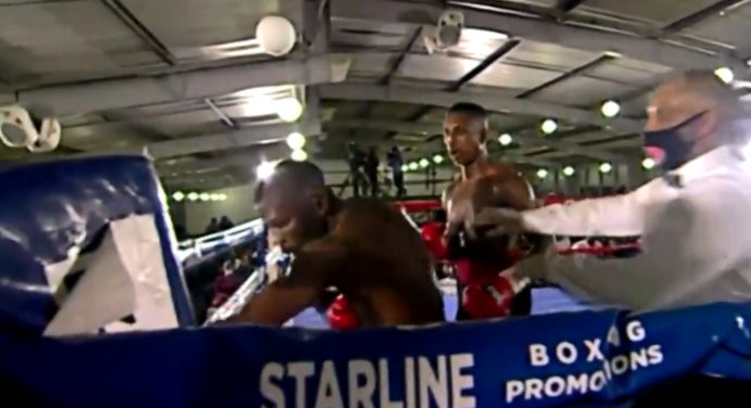 Boxeador que ficou desorientado durante luta morre devido a sangramento cerebral