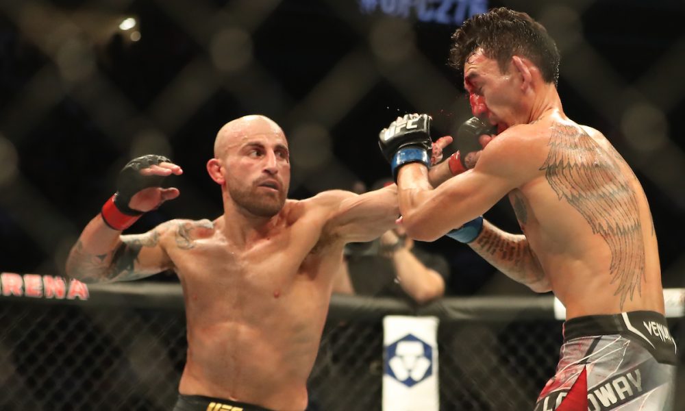 Alexander Volkanovski acerta jab de esquerda em Max Holloway