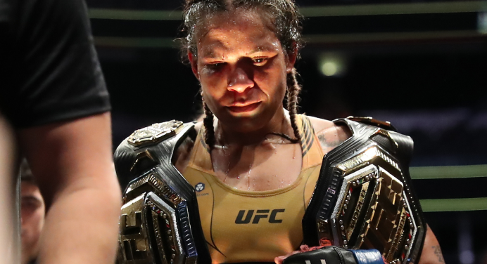 Amanda Nunes explica porque ‘tirou o pé’ para vencer Peña por pontos