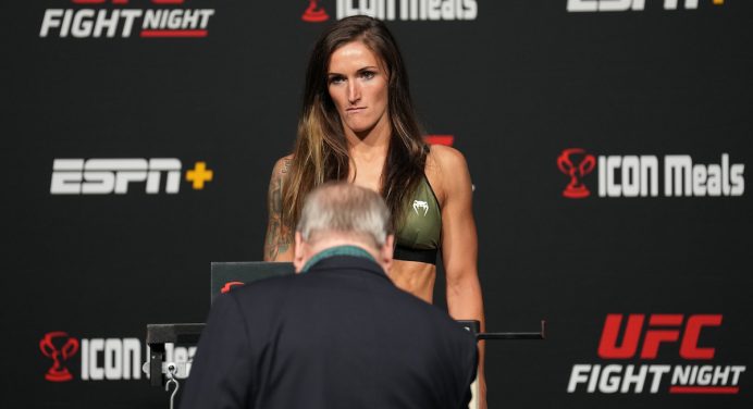 Lutadora é hospitalizada e card do UFC 278 sofre baixa de última hora