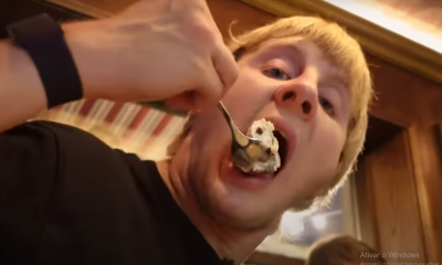 paddy pimblett coloca uma colher recheada de comida na boca