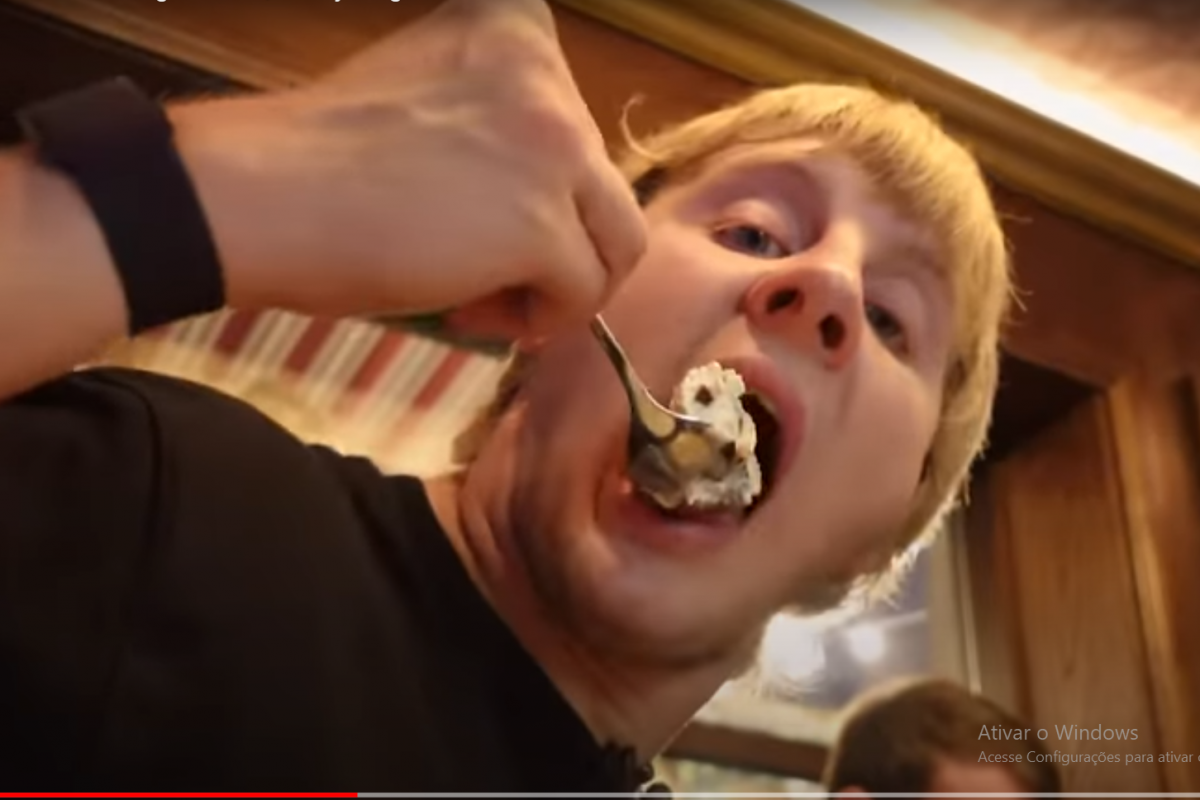 paddy pimblett coloca uma colher recheada de comida na boca