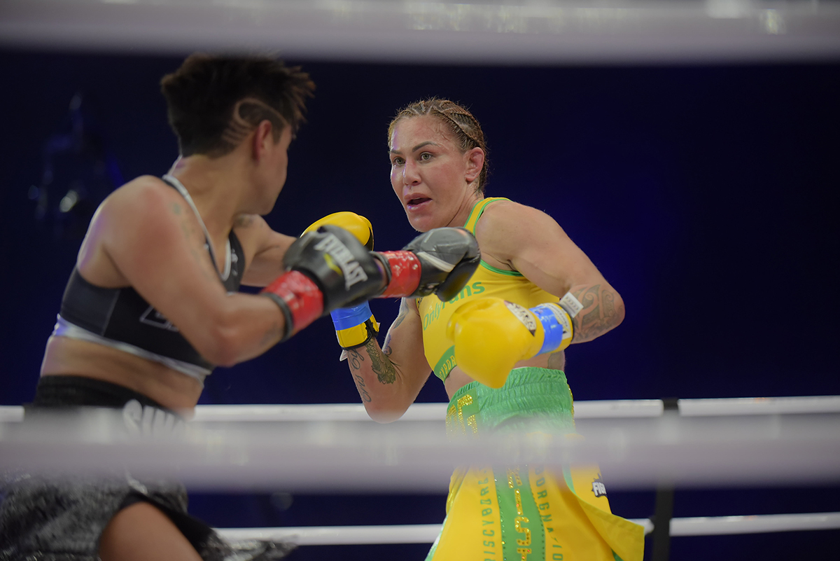 Cris Cyborg domina rival e vence sua estreia no boxe profissional por pontos