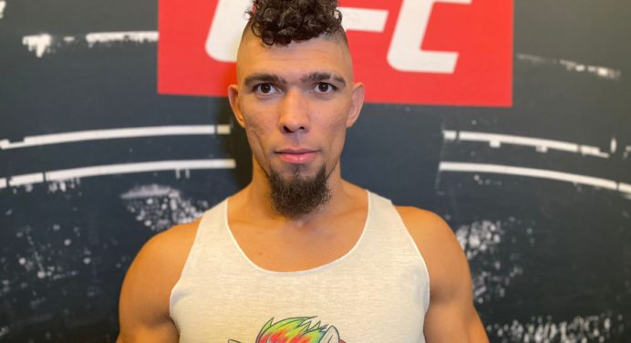 Johnny Walker celebra retorno aos eventos com público do UFC