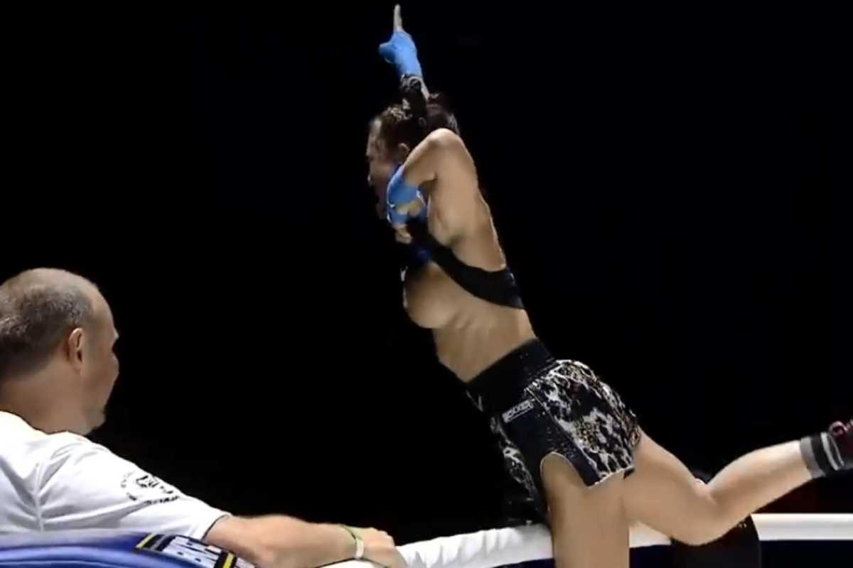 Lutadora levanta a blusa e mostra demais em comemoração ousada no Bare Knuckle; veja