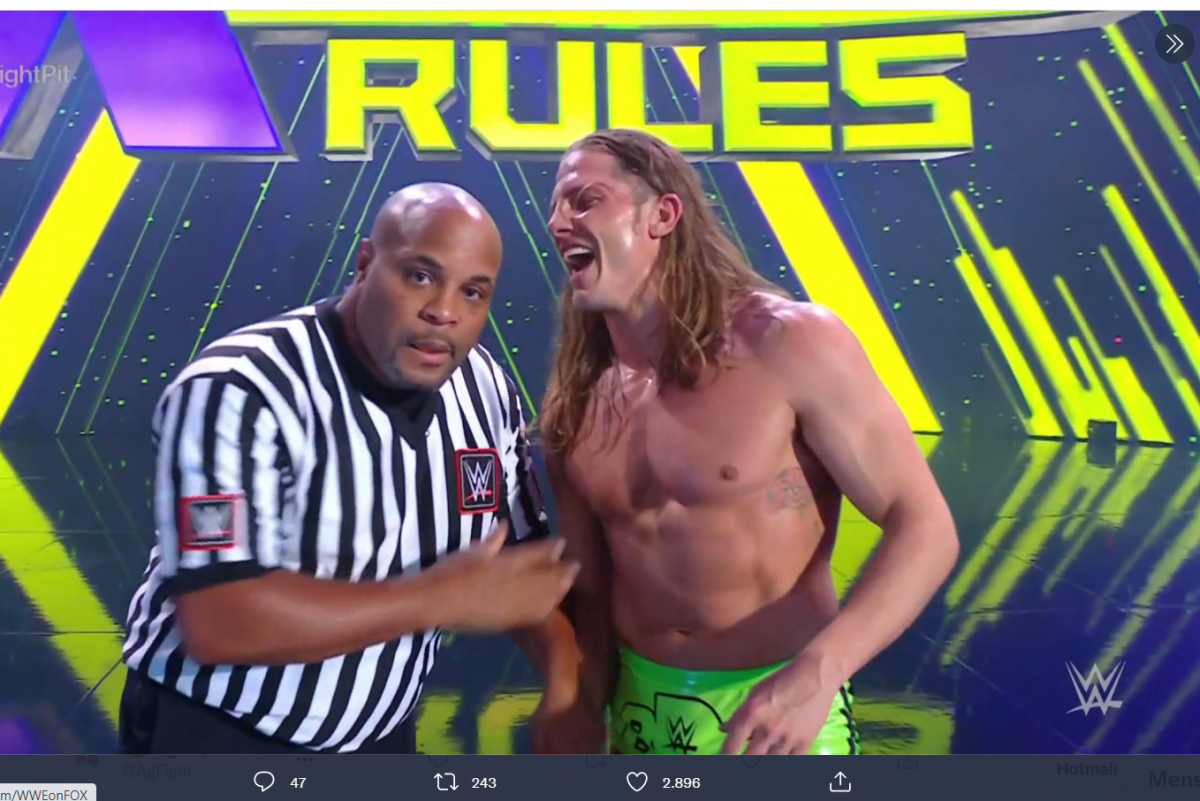 Daniel Cormier participa como árbitro convidado em evento da WWE