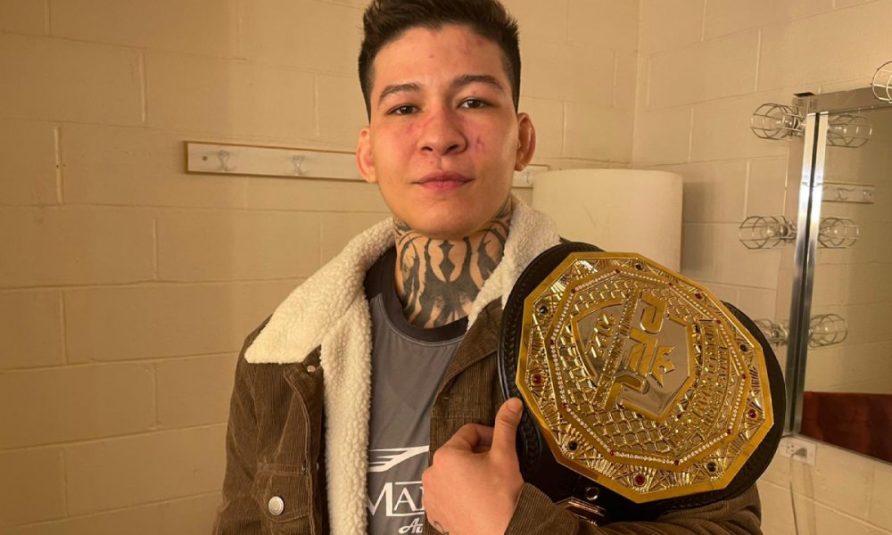 Larissa Pacheco exibe cinturão da PFL conquistado no fim de 2022