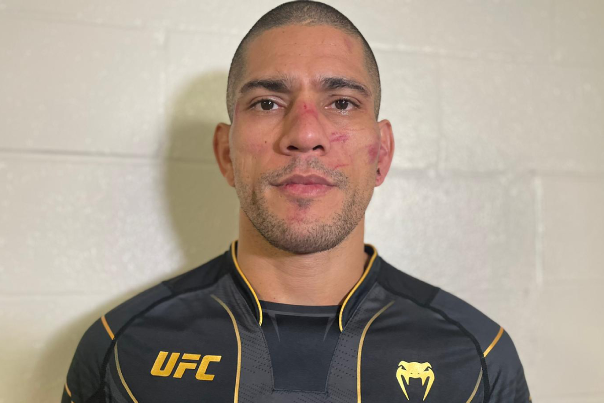 ‘Poatan’ defende árbitro e classifica interrupção na luta com Adesanya como correta