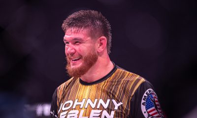 Johnny Eblen sorri após vencer Gegard Mousasi e conquistar o cinturão peso-médio do Bellator