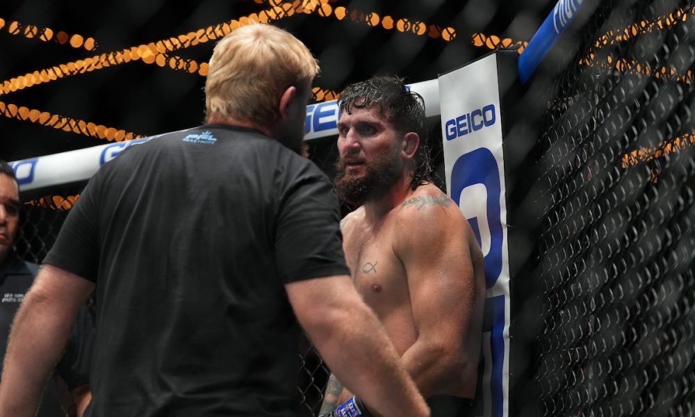 Joshua Silveira escuta instruções do corner durante luta contra Omari Akhmedov pela semifinal do GP meio-pesado do PFL 2022.