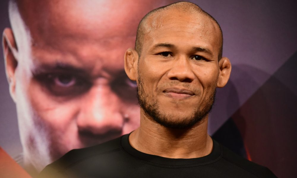 Ronaldo Jacaré cumprindo um compromisso na época em que ainda competia sob a bandeira do UFC.