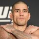 Alex Poatan passa pela balança na pesagem oficial do UFC