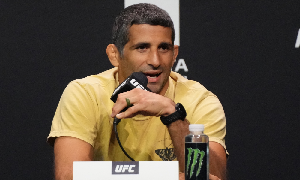 Beneil Dariush com o microfone do UFC durante uma coletiva de imprensa da organização.