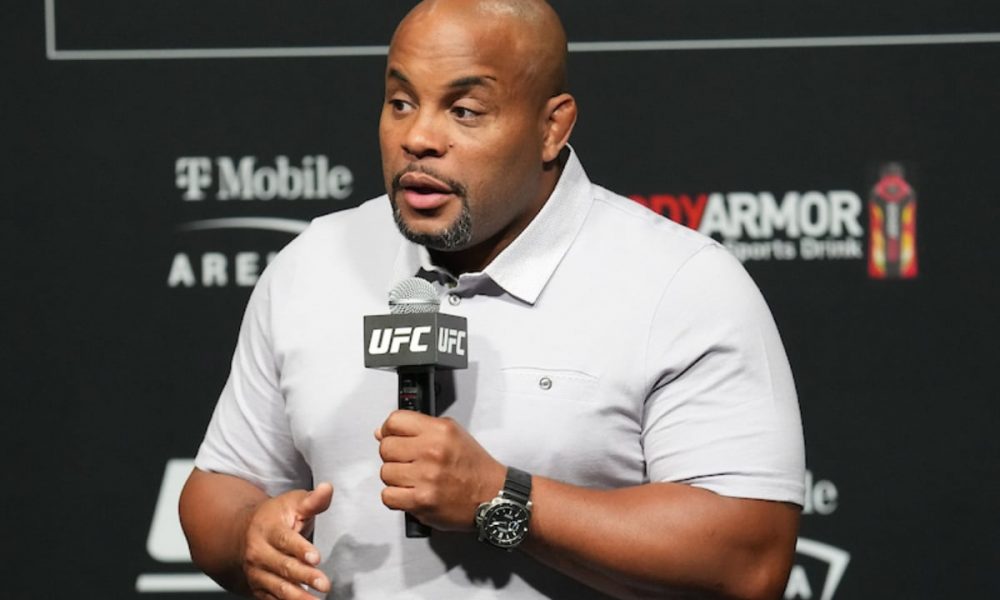Daniel Cormier com o microfone do UFC em mãos durante evento promovido pela liga