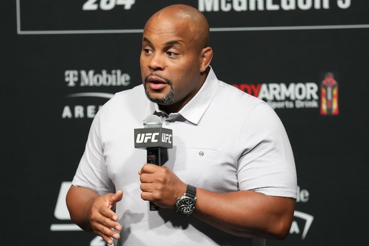 Daniel Cormier com o microfone do UFC em mãos durante evento promovido pela liga