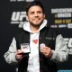 Henry Cejudo sorrindo ao receber uma homenagem da USADA, agência antidoping americana.