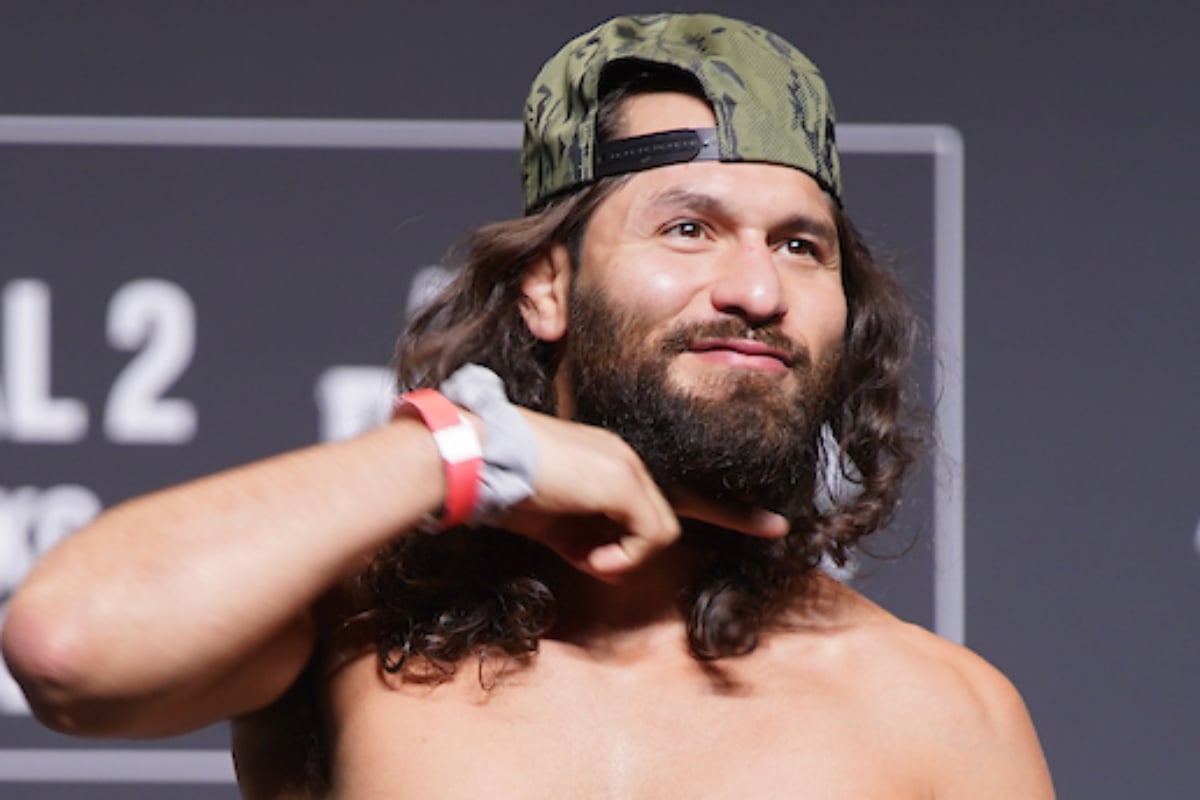 Jorge Masvidal de boné e com o dedo no pescoço durante pesagem do UFC