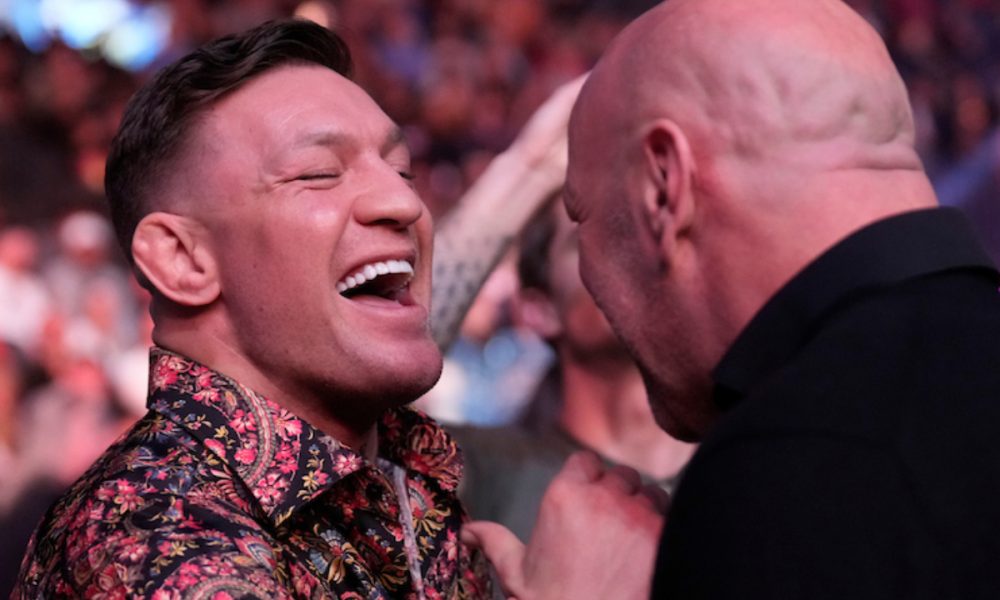Conor McGregor e Dana White se encontram nos bastidores de um evento numerado do UFC