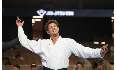 Nicholas com os braços erguidos após vitória no PAN de Jiu-Jitsu 2023