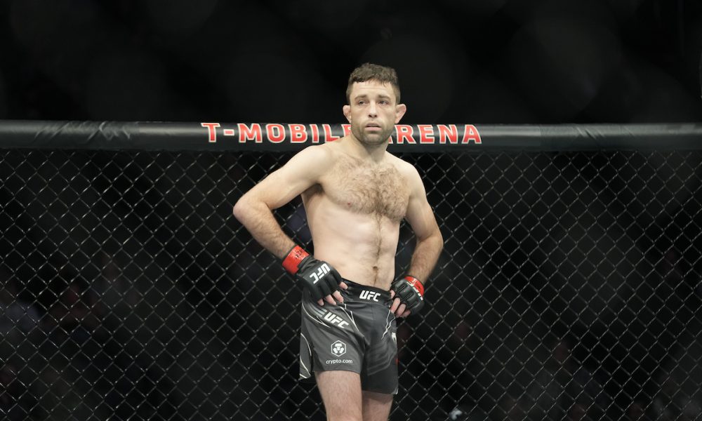 Ryan Hall dentro do octógono com as mãos na cintura antes de dar início a um combate no UFC
