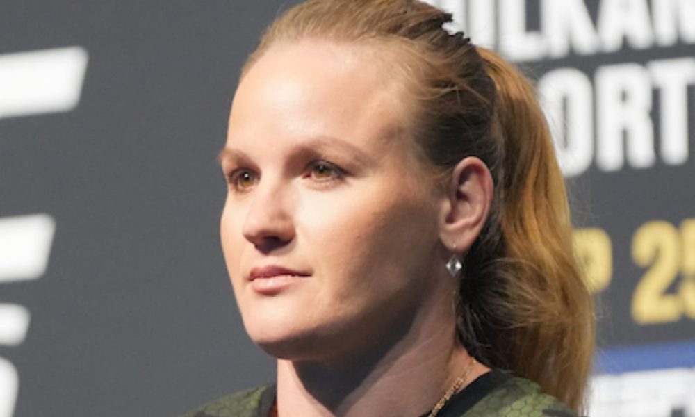 Valentina Shevchenko em foto aproximada de seu rosto com um penteado rabo de cavalo.