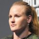 Valentina Shevchenko em foto aproximada de seu rosto com um penteado rabo de cavalo.