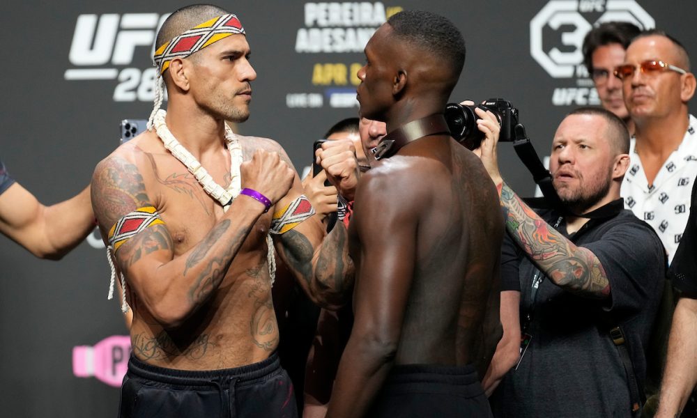 Alex Poatan e Israel Adesanya frente a frente durante encarada na pesagem cerimonial do UFC 287.