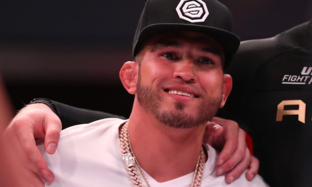 Anthony Pettis sorrindo nos bastidores do UFC Fight Pass Invitational 2.