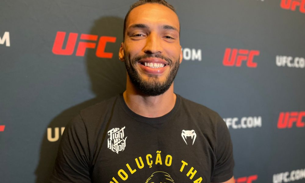Bruno Blindado posa para foto durante o media day do UFC