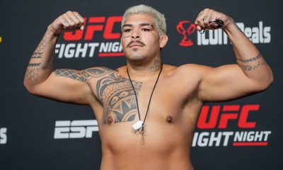 Carlos Boi posa na balança durante a pesagem do UFC Vegas 40.