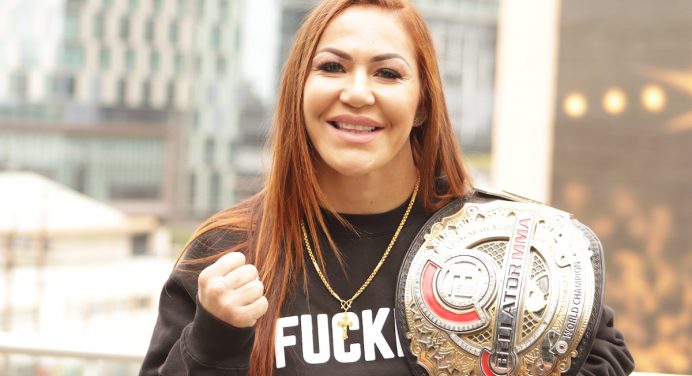 Cris Cyborg provoca Cat Zingano por demora em aceitar luta no Bellator
