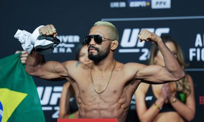 Deiveson Figueiredo posa na balança da pesagem cerimonial do UFC 263, antes da revanche contra Brandon Moreno.