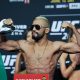 Deiveson Figueiredo posa na balança da pesagem cerimonial do UFC 263, antes da revanche contra Brandon Moreno.