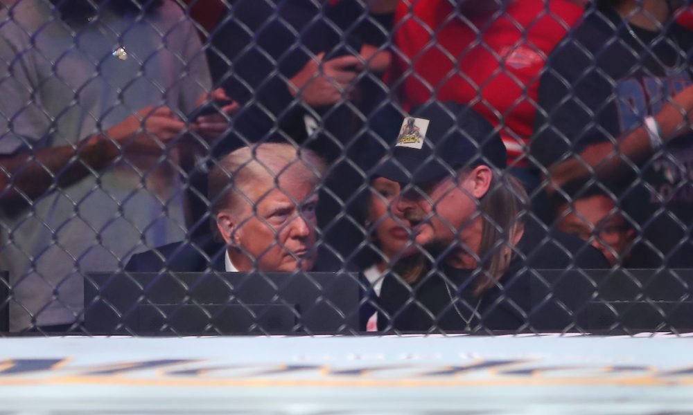 Ex-presidente dos EUA, Donald Trump acompanha ao lado do cantor Kid Rock o UFC 287.