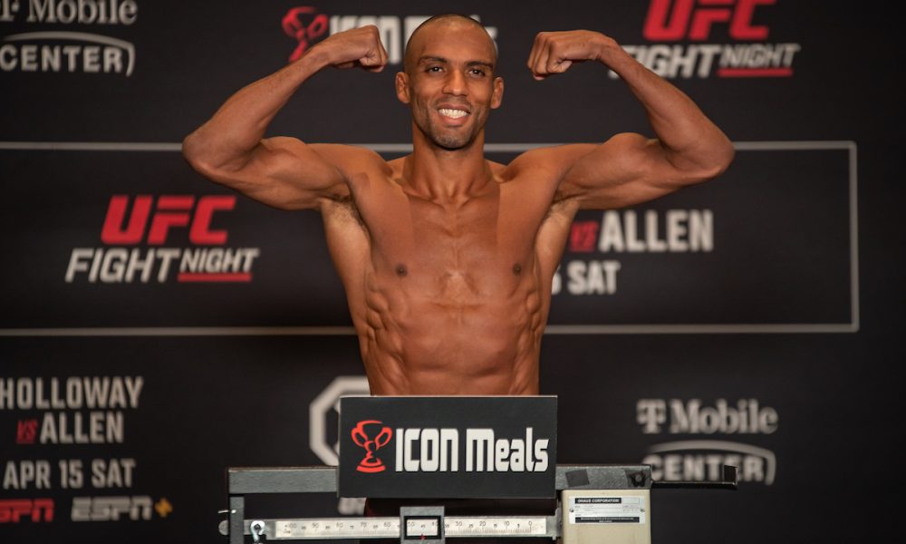 Edson Barboza sorri e faz pose após bater o peso e confirmar sua luta no UFC Kansas City.