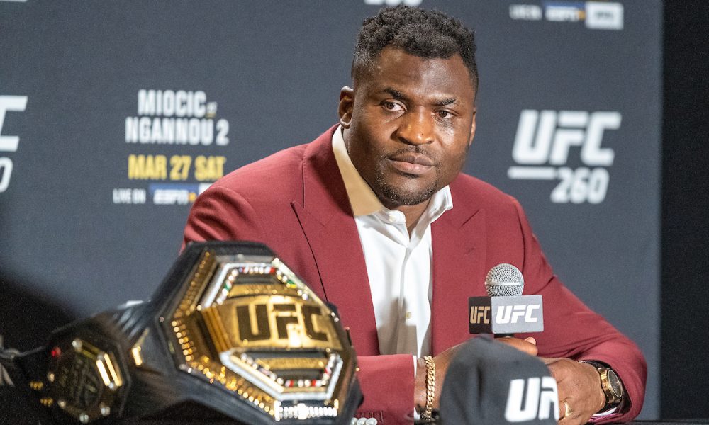 Francis Ngannou conversa com a imprensa após a vitória sobre Stipe Miocic e a conquista do cinturão peso-pesado do UFC.