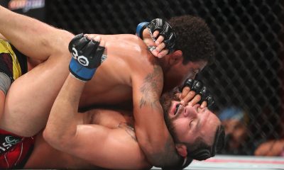 Gilbert Durinho tenta trabalhar seu jiu-jitsu por cima de Jorge Masvidal no co-main event do UFC 287.