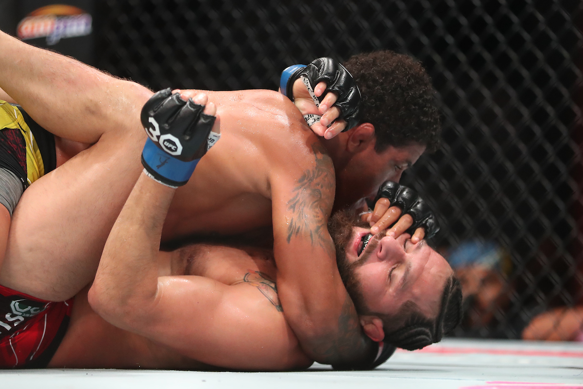 Durinho acusa Masvidal de usar ‘malandragem’ para evitar finalização no UFC 287